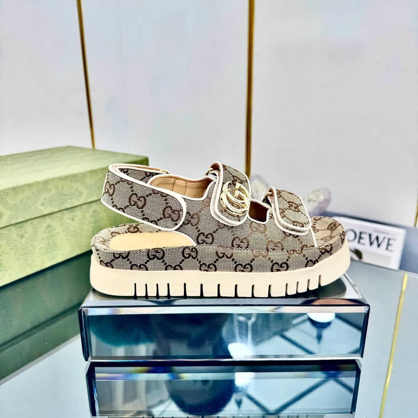 💕💕Factory direct selling price p480💕💕 Gucci2️⃣0️⃣2️⃣5️⃣Official website new Velcro thick-soled sandals‼ ️The entire pair of shoes is developed and manufactured by purchasing ZP, all customized materials, exclusive molded outsole, all details are shipped according to version, and even the packaging is the same as the original product. Size: Female 35-40 Male 39-45